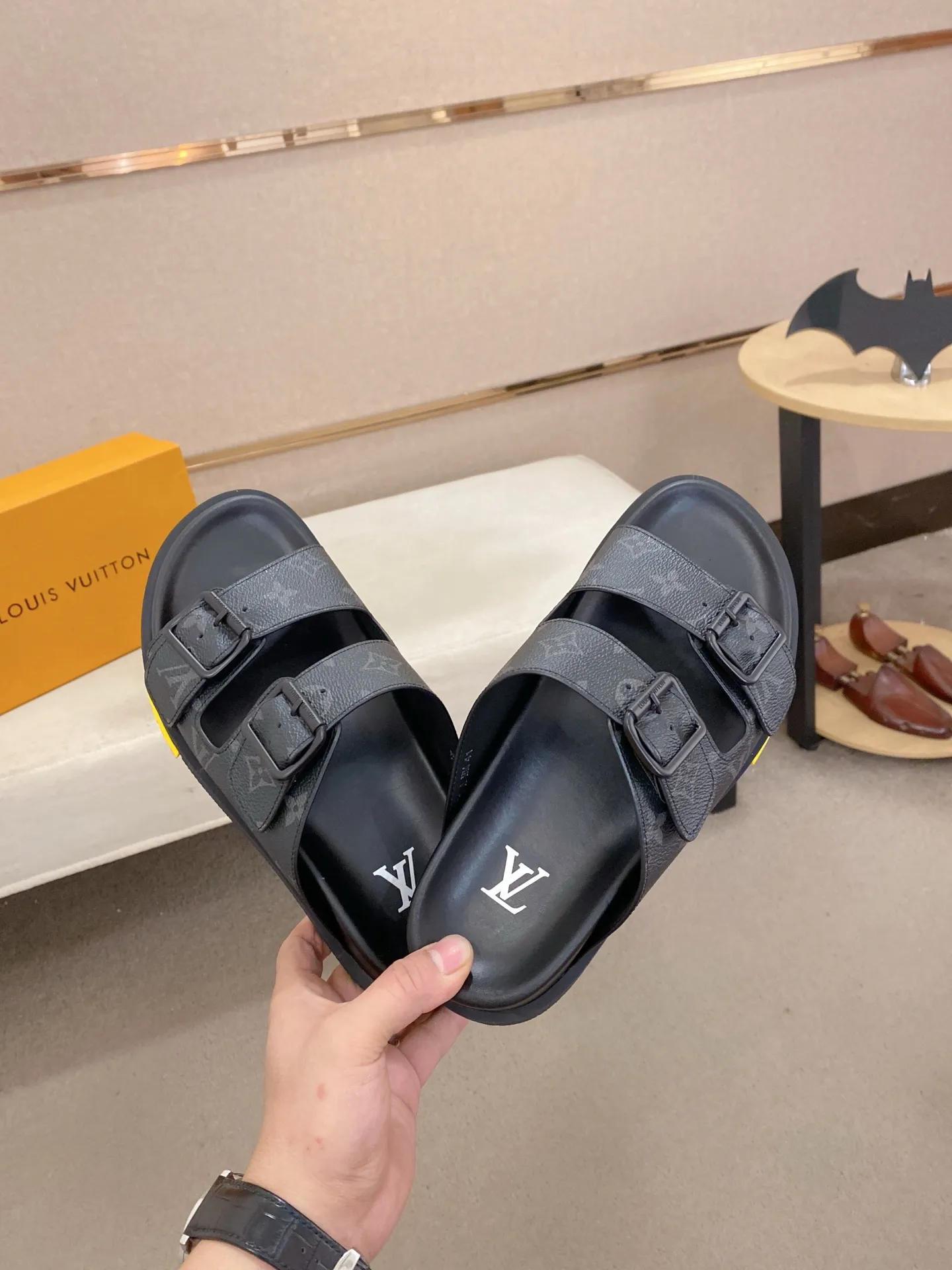 Factory price: 420💰Made by LV🔍Top purchasing agent. Men's spring and summer slippers are available at the same counter. The uppers are made of cowhide imported from Italy. High-quality craftsmanship, soles: original soles specially provided by the original factory, exclusive movable molded soles are super comfortable, original factory follow-up goods, 🔍🔍high quality, can be entered and exited the counter at will, welcome to compare, code number 38-44. Can be customized45